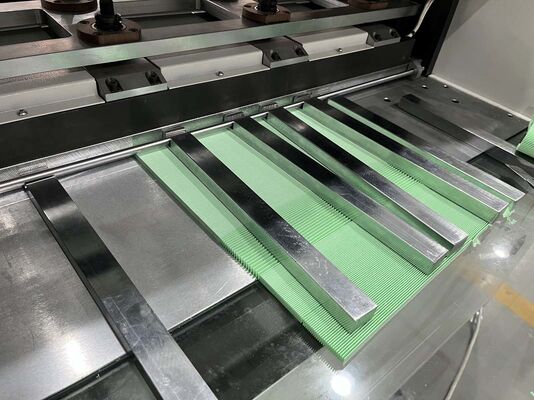 Стабильная производительность. Простота эксплуатации. Линия производства фильтров: складывание, склеивание. Поддержка длительной непрерывной работы.